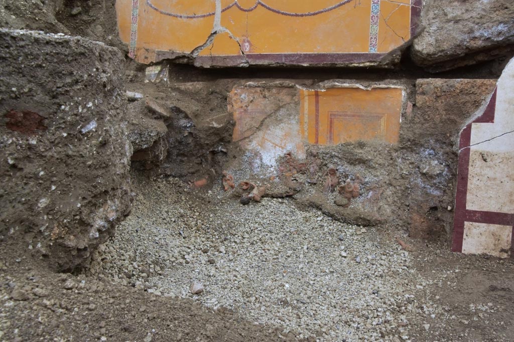 V.6.13 Pompeii. Amb. 42, votive statuettes at their discovery.
Photograph © Parco Archeologico di Pompei.