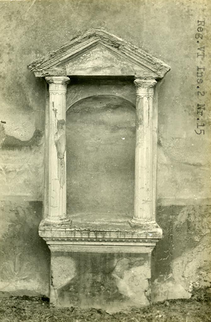 VI.2.22/15 Pompeii. Pre-1937-39. Aedicula niche lararium.
Photo courtesy of American Academy in Rome, Photographic Archive. Warsher collection no. 1552.