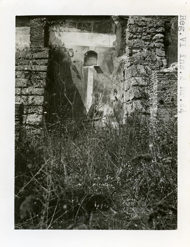 VI.2.24 Pompeii. Pre-1937-39. Arched niche in west wall of garden area, or oecus.
Photo courtesy of American Academy in Rome, Photographic Archive. Warsher collection no. 1574.