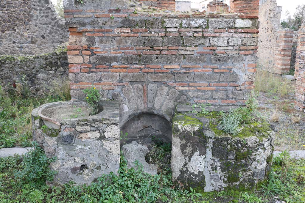 VI.3.3 Pompeii. December 2018. 
Room 7, west wall with site of household shrine above cistern mouth/well head and a vessel for holding water on either side.
Photo courtesy of Aude Durand.