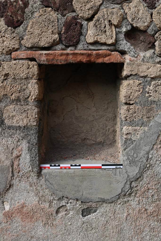 VI.3.20 Pompeii. December 2018. 
Detail of niche in west wall of rear room. Photo courtesy of Aude Durand.
