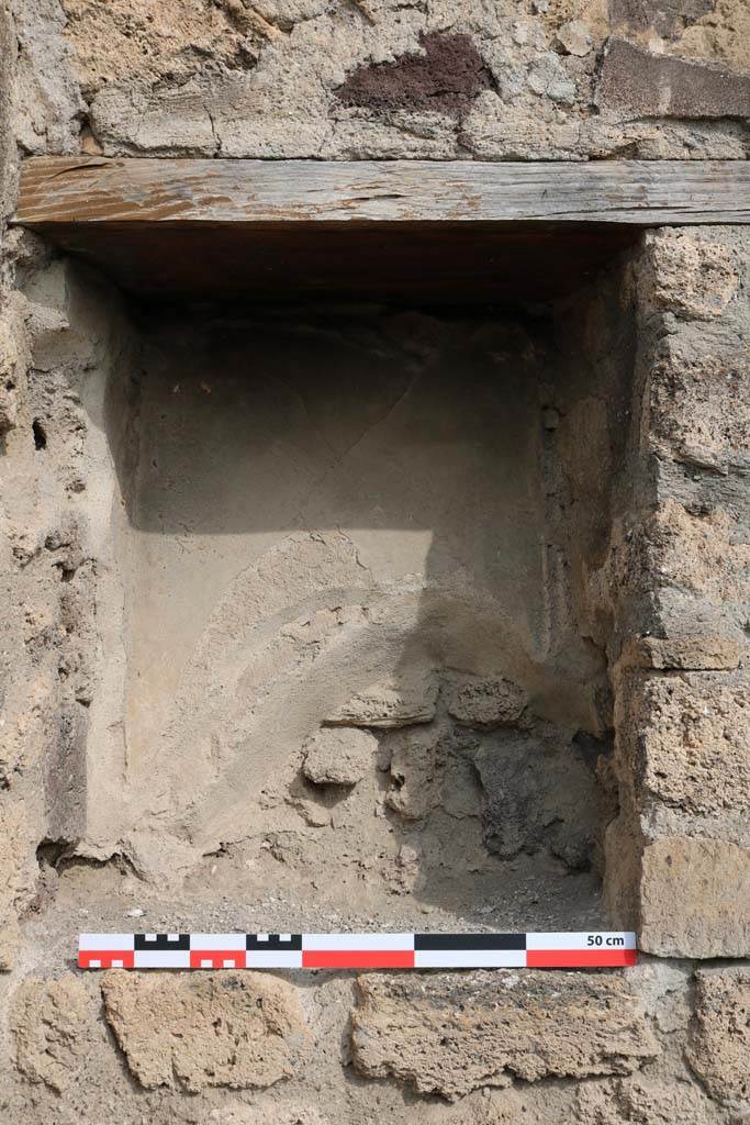 VI.3.24 Pompeii. December 2018. Detail of niche in north wall. Photo courtesy of Aude Durand.