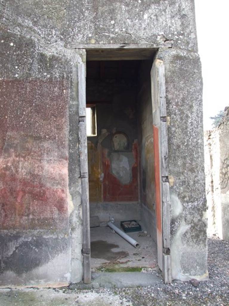 VI.5.3 Pompeii. December 2007. Doorway to room 20.  
According to Helbig, paintings found in this room were Theseus & Ariadne (1212), 
Apollo & Artemis (200), Floating girls (1903, 17, 33, 49)
See Helbig, W., 1868. Wandgemälde der vom Vesuv verschütteten Städte Campaniens. Leipzig: Breitkopf und Härtel. (1212, 200, etc)
