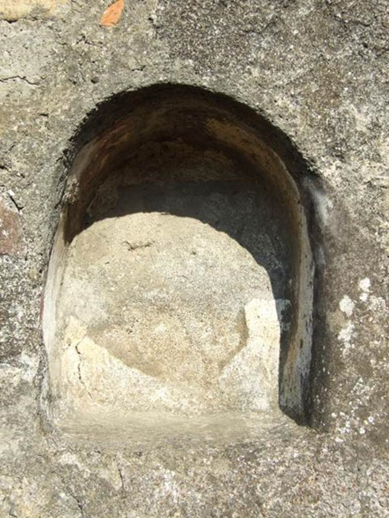 VI.5.17 Pompeii. March 2009. Niche in east wall of room on west side of atrium area. According to Boyce, the walls of the niche were coated with at least three successive layers of stucco. The middle layer was red.
See Boyce G. K., 1937. Corpus of the Lararia of Pompeii. Rome: MAAR 14. (p.46)