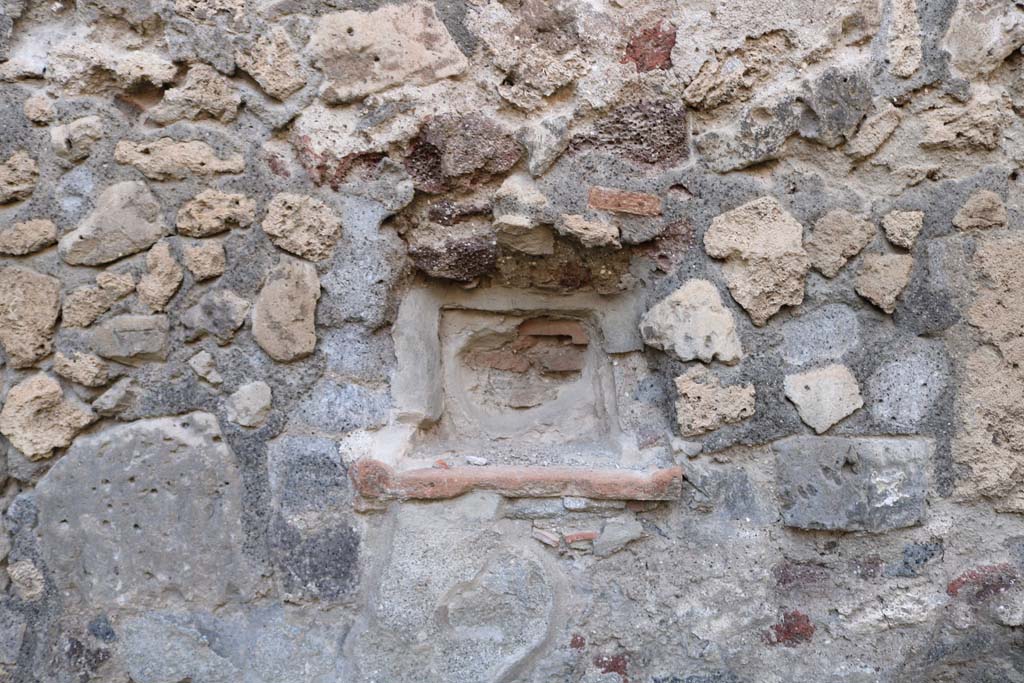 VI.7.5 Pompeii. December 2018. Niche in north wall of shop. Photo courtesy of Aude Durand.
According to Boyce, in the north wall was a trapezoidal niche called by Fiorelli “la nicchia dei Penati”.
See Boyce G. K., 1937. Corpus of the Lararia of Pompeii. Rome: MAAR 14. (p. 47, no. 161).