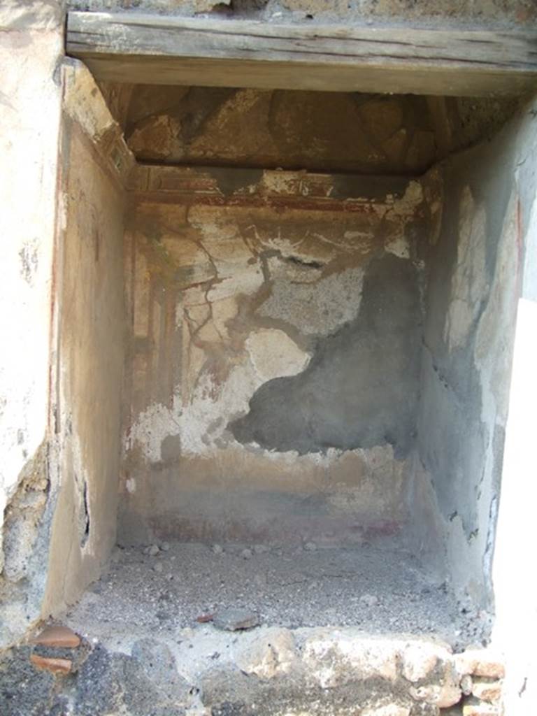 VI.7.6 Pompeii. March 2009. Aedicula lararium. See Boyce G. K., 1937. Corpus of the Lararia of Pompeii. Rome: MAAR 14. (p.47, no.162 and Pl.30,1)   See Giacobello, F., 2008. Larari Pompeiani: Iconografia e culto dei Lari in ambito domestico.  Milano: LED Edizioni. (p.269)  See Fröhlich, T., 1991. Lararien und Fassadenbilder in den Vesuvstädten. Mainz: von Zabern. (L.62)