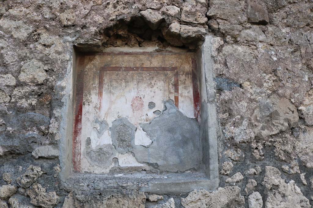 VI.7.9 Pompeii. December 2018. 
West wall in south ala, showing niche with painted head of the Gorgon. Photo courtesy of Aude Durand.