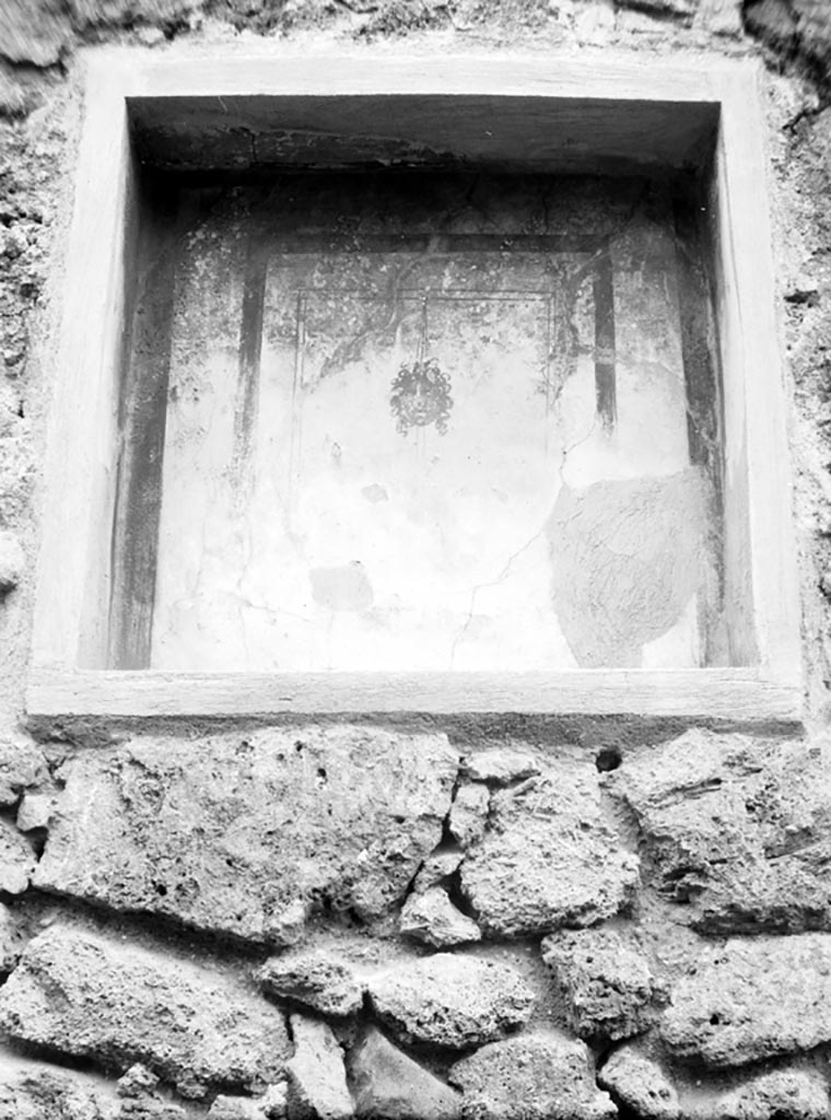 VI.7.9/10 Pompeii. W.1298. Painting in niche.
Photo by Tatiana Warscher. Photo © Deutsches Archäologisches Institut, Abteilung Rom, Arkiv.