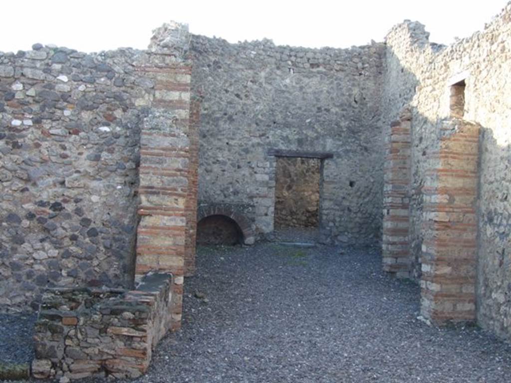 VI.7.15 Pompeii. December 2007. On the left would have been an area with steps to the upper floor, and a window overlooking the yard. This may have been where Fiorelli located the lararium. In his description he said 
“…..una gradinata per le localita sovrastanti, un piccolo recesso con cisterna, e col dipinto del Genio che sacrifice ed il serpe che si avvicina al frutto del pino, un’area piu spaziosa con focolare......”  See Pappalardo, U., 2001. La Descrizione di Pompei per Giuseppe Fiorelli (1875). Napoli: Massa Editore. (p.58)