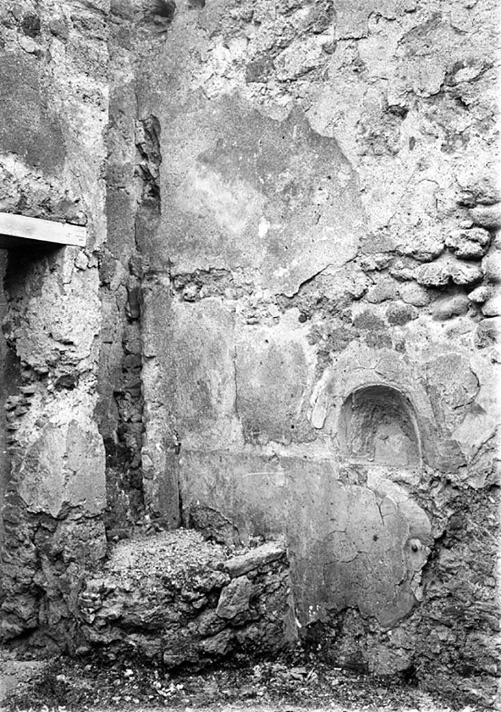 VI.9.6 Pompeii. W.315. 
Room 18, doorway from kitchen, on left, west wall of kitchen with niche, on right.
Photo by Tatiana Warscher. Photo © Deutsches Archäologisches Institut, Abteilung Rom, Arkiv.