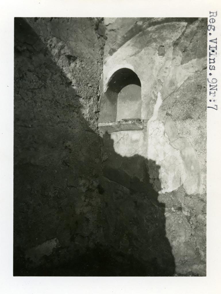 VI.9.7 Pompeii.  Pre-1937-39. Room 15, north wall of cubiculum with arched niche.
Photo courtesy of American Academy in Rome, Photographic Archive. Warsher collection no. 1588.