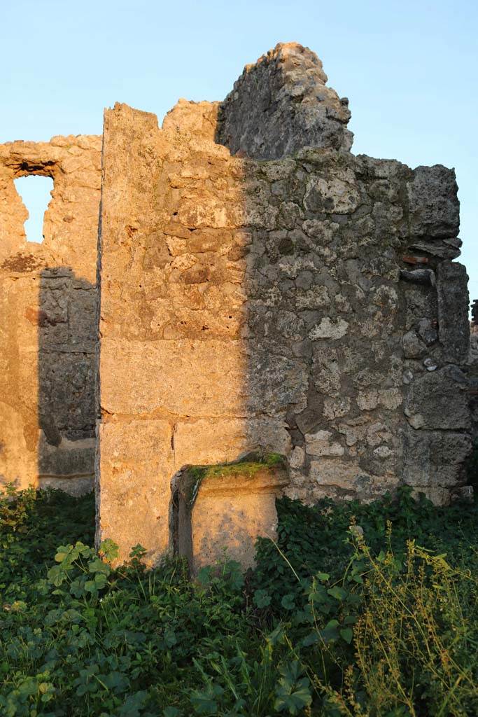 VI.11.19 Pompeii. December 2018. Household altar near east wall of atrium. Photo courtesy of Aude Durand.
61102.19 IMG_9907 Aude Durand.