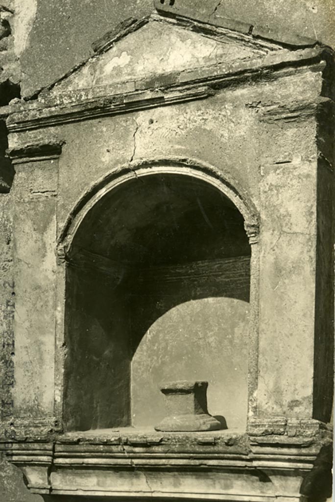 VI.12.2 Pompeii. pre-1937-39. 
North wall of Kitchen, arched niche lararium with aedicula façade and small terracotta altar.
Photo courtesy of American Academy in Rome, Photographic Archive. Warsher collection no. 1551
(PPM – room 24)