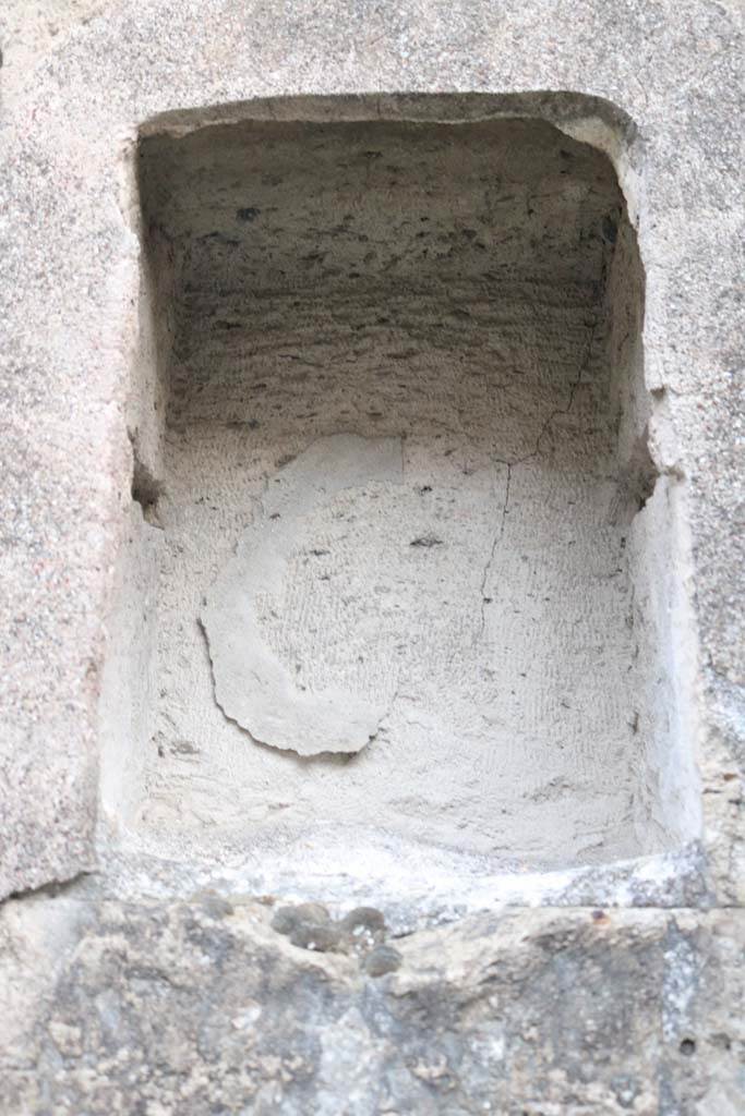 VI.12.6 Pompeii. December 2018. 
Niche set in lower south wall of shop. Photo courtesy of Aude Durand.