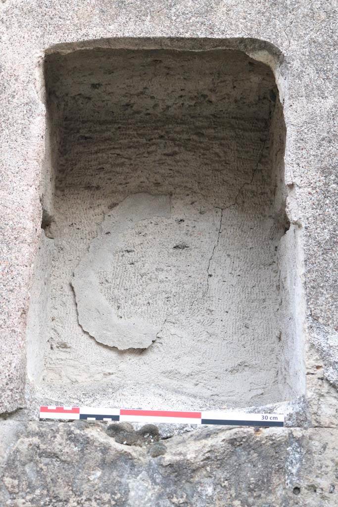VI.12.6 Pompeii. December 2018. 
Detail of niche set in lower south wall of shop. Photo courtesy of Aude Durand.