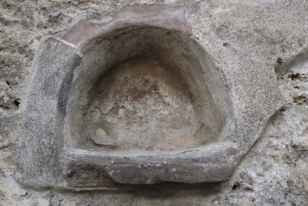 VI.13.7 Pompeii. December 2018. Niche in west wall at south end. Photo courtesy of Aude Durand.
According to Boyce, in the west wall is an arched niche (h.0. 33, w.0.42, d.0.20, h. above floor 1.85), with projecting floor.
See Boyce G. K., 1937. Corpus of the Lararia of Pompeii. Rome: MAAR 14. (p.52, no.194)