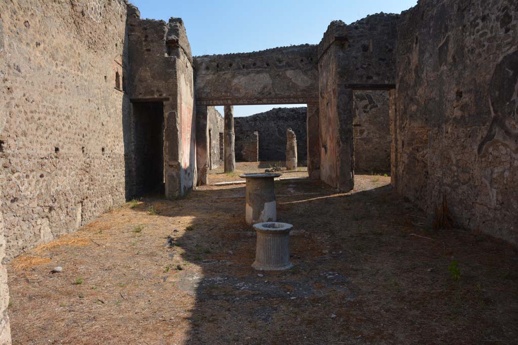 VI.14.40 Pompeii. September 2019. Looking east across impluvium in atrium.
Foto Annette Haug, ERC Grant 681269 DÉCOR