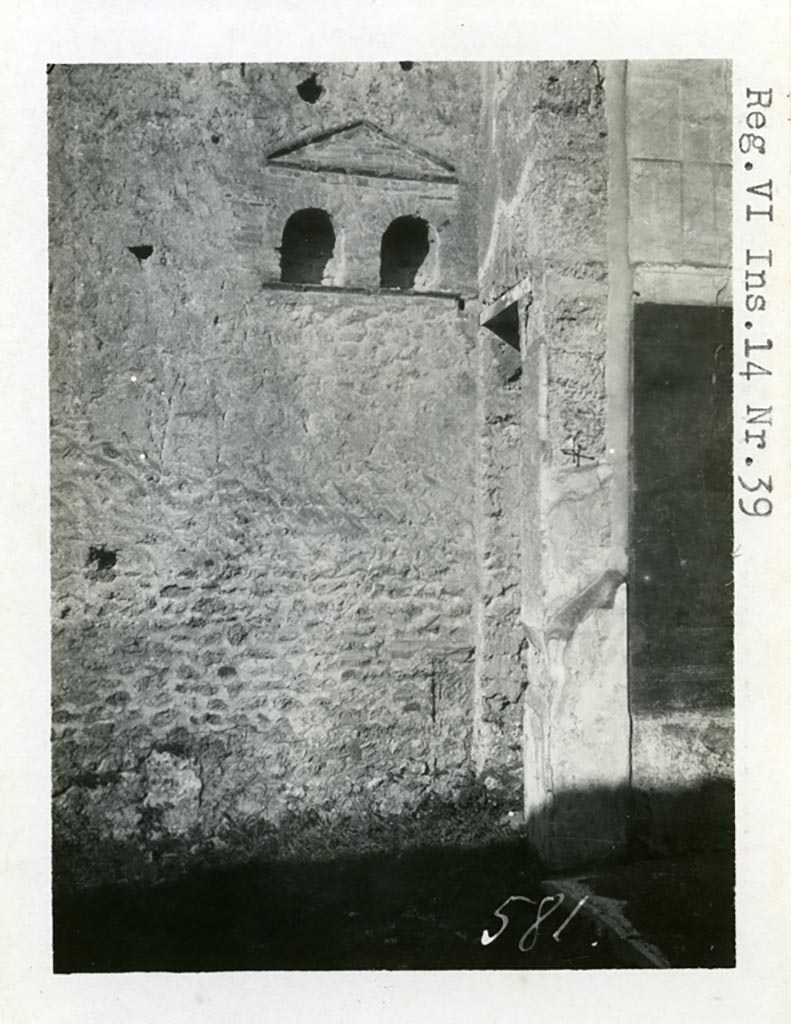 VI.14.40 Pompeii but numbered as VI.14.39. Pre-1937-39. Double niche on north wall of atrium.  
Photo courtesy of American Academy in Rome, Photographic Archive. Warsher collection no. 581.