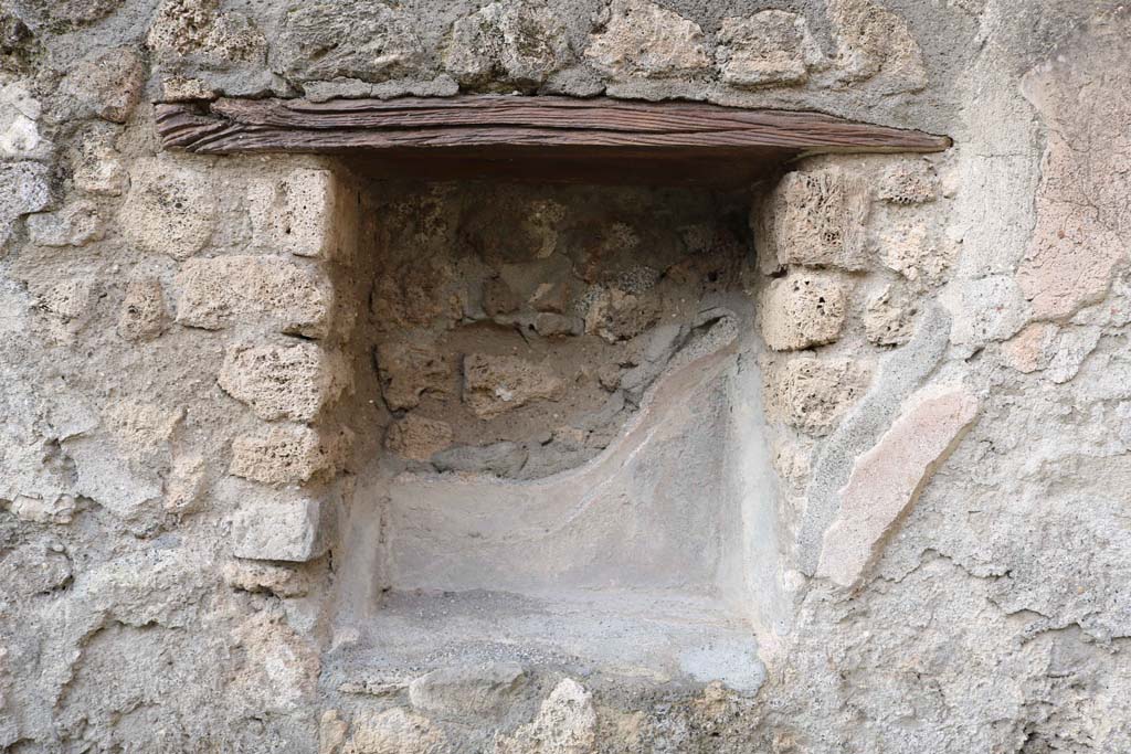 VII.1.7, Pompeii. December 2018. Niche/recess in west wall of shop. Photo courtesy of Aude Durand.