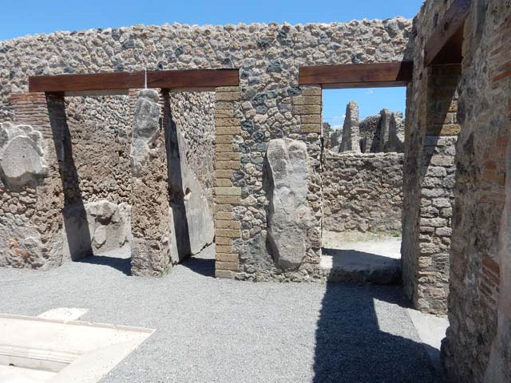 VII.1.25 Pompeii. May 2017. Looking east across atrium 24.  The corridor 23 to the entrance at VII.1.25 is on the left, followed by a doorway to a small room 25, centre, and doorway to room 26 in south-east corner of atrium.  The doorway to room 29 is to the right. Photo courtesy of Buzz Ferebee.
According to Fiorelli -
On the left, we find a cupboard, a storeroom with a painting of serpents, under which was the shelf to deposit the offerings, and the stairs to go up above: there we could read several graffiti, not least the acclamation NVMMIANO FELICITER  written in red, and written in carbon -
SIICVNDVS
RIIGIMONI
VIIII TIINIIT
FIILICITIIR
which now we can no longer see/read. There follows another cubiculum, and an ala.
(A sinistra trovansi un’apotheca, una cella penaria con la dipintura dei serpi, sotto cui lo sporto per depositarvi le offerte, e la scaletta per montare di sopra: vi si leggevano varie eipigrafi graffite, nonche l’acclamazione NVMMIANO FELICITER scitta in rosso, e col carbone –
SIICVNDVS
RIIGIMONI
VIIII TIINIIT
FIILICITIIR
che ora piu non si vede. Seguono un altro cubicolo, ed un’ ala.) 
See Pappalardo, U., 2001. La Descrizione di Pompei per Giuseppe Fiorelli (1875). Napoli: Massa Editore. (p.76)