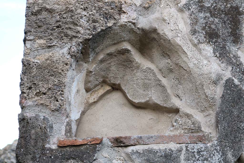 VII.1.47 Pompeii. December 2018. 
Detail of niche, looking east on south side of doorway on north-east side of peristyle 19. Photo courtesy of Aude Durand.