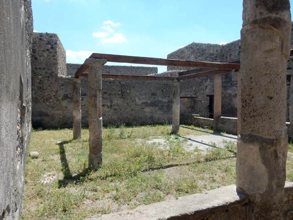 VII.1.47 Pompeii. May 2017. Looking south-west across peristyle 19. 
In the south-west corner are two doorways, one leading into room 21 on south side of peristyle, the other into room 20.
Photo courtesy of Buzz Ferebee.