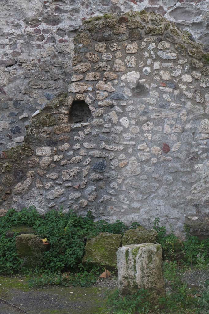 VII.1.47 Pompeii. December 2018. 
Room 21, niche in south wall at west end. Photo courtesy of Aude Durand.