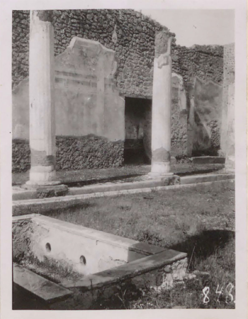 VII.2.16 Pompeii. Pre-1942. Looking north-west across pool in peristyle towards lararium niche in west wall.
See Warscher, T. 1942. Catalogo illustrato degli affreschi del Museo Nazionale di Napoli. Sala LXXX. Vol.2. Rome, Swedish Institute.
