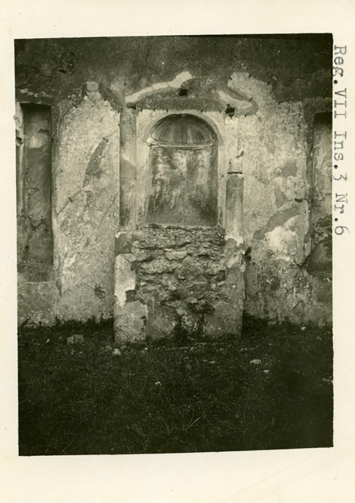 VII.3.6 Pompeii. Pre-1937-39. Aedicula lararium on south wall of garden.
Photo courtesy of American Academy in Rome, Photographic Archive. Warsher collection no. 590.