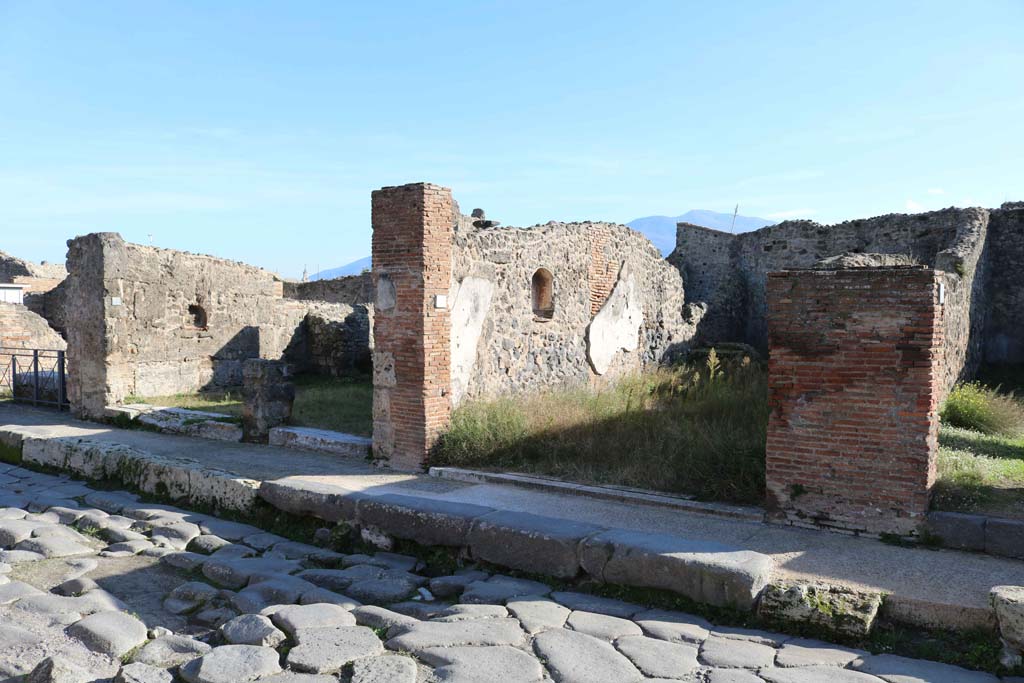 VII.3.10, Pompeii, on right, with VII.13.12/11, left of centre. December 2018. 
Looking south to entrance doorways. Photo courtesy of Aude Durand.