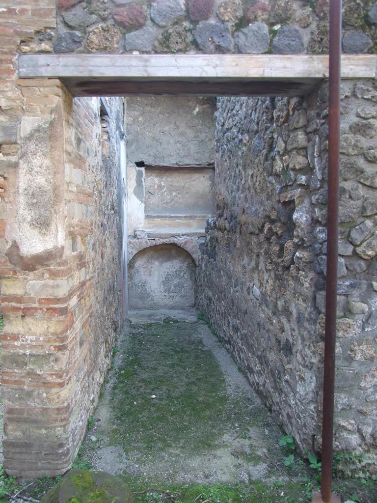VII.4.31/51 Pompeii. March 2009. Entrance to room 39, lararium.
According to Boyce, in this room was a lararium, probably a niche, described merely as “un’edicola per la imagine di qualque …. divinità”
See Boyce G. K., 1937. Corpus of the Lararia of Pompeii. Rome: MAAR 14. (p.66) 
See Giacobello, F., 2008. Larari Pompeiani: Iconografia e culto dei Lari in ambito domestico. Milano: LED Edizioni, (p.281 no.V67)