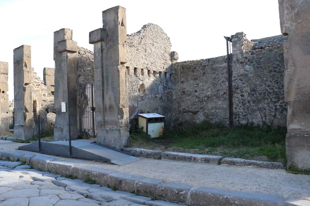 VII.4.49 Pompeii. December 2018. 
Looking south from Via della Fortuna towards entrance doorway. Photo courtesy of Aude Durand.