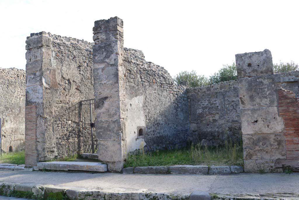 VII.4.52, Pompeii, on right. December 2018. 
Looking south from Via della Fortuna towards entrance doorway. Photo courtesy of Aude Durand.