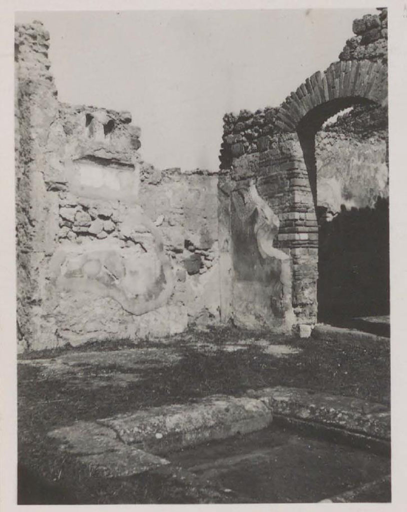 VII.4.56 Pompeii. Pre 1942. Room 1, atrium. Looking towards north-east corner.
On the left at the top of the north wall, two lararium niches can be seen.  
See Warscher, T. 1942. Catalogo illustrato degli affreschi del Museo Nazionale di Napoli. Sala LXXIX. Vol.1. Rome, Swedish Institute.