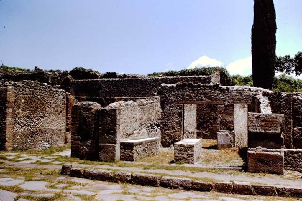 I.1.2 Pompeii, on right. 1966. Looking east from Via Stabiana. Photo by Stanley A. Jashemski.
Source: The Wilhelmina and Stanley A. Jashemski archive in the University of Maryland Library, Special Collections (See collection page) and made available under the Creative Commons Attribution-Non Commercial License v.4. See Licence and use details.
J66f0198