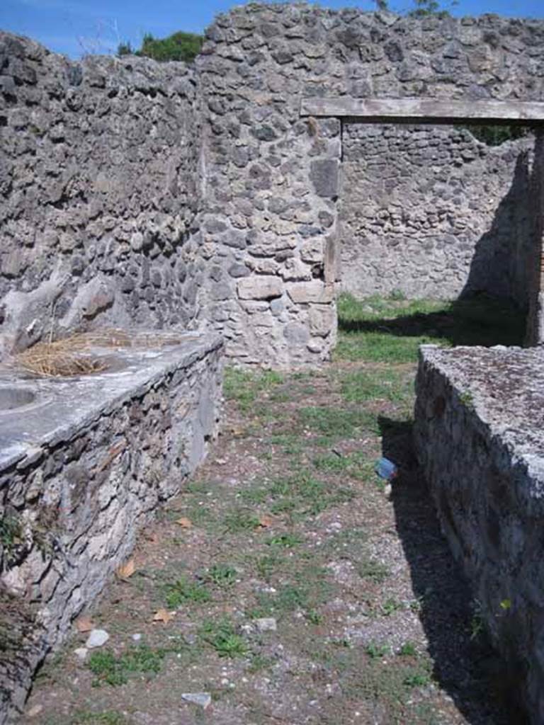 I.1.2 Pompeii. September 2010. North, left hand side of entrance, looking east from entrance. Photo courtesy of Drew Baker.
