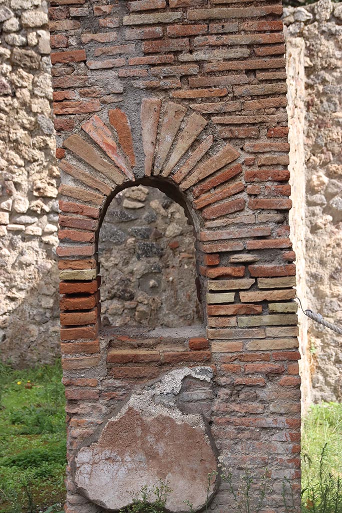 I.1.2 Pompeii, October 2024. 
Window/niche in pilaster between two rear rooms, looking east. Photo courtesy of Klaus Heese.