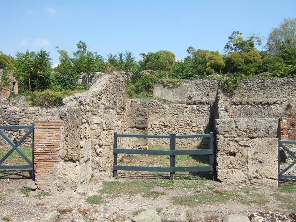I.1.5 Pompeii. September 2005.  Entrance, looking east into rear room. 
On the north side of the entrance, there used to be a bench seat.