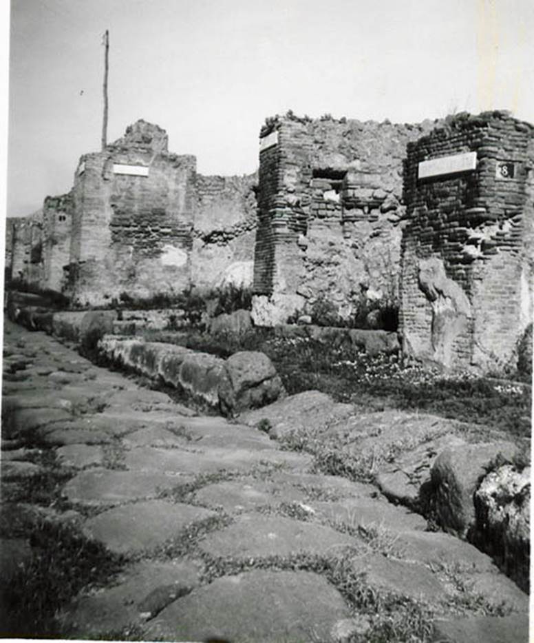 I.1.8 Pompeii. 1935 photo taken by Tatiana Warscher.
Looking north along Via Stabiana towards junction, centre left, with Vicolo del Conciapelle described as Via Tertia, from outside the ramp of I.1.8.
See Warscher T., 1935. Codex Topographicus Pompeianus: Regio I.2. (no.66), Rome: DAIR, whose copyright it remains.