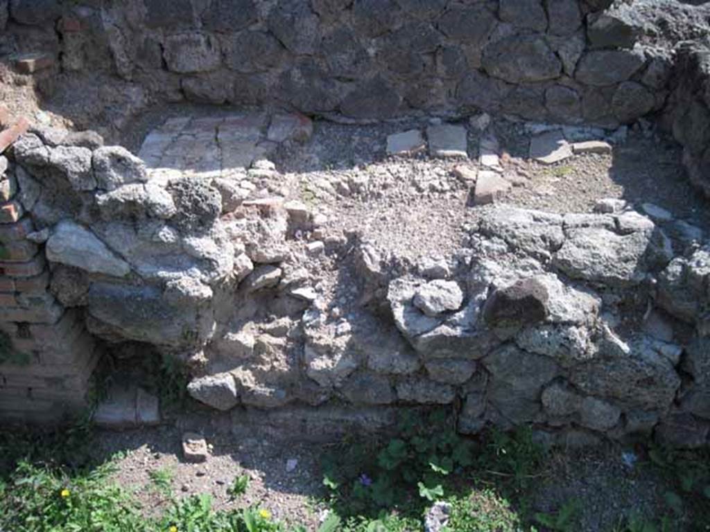 I.1.8 Pompeii. September 2010. Feature detail hearth on south wall of main entrance room.  Looking south. Photo courtesy of Drew Baker.