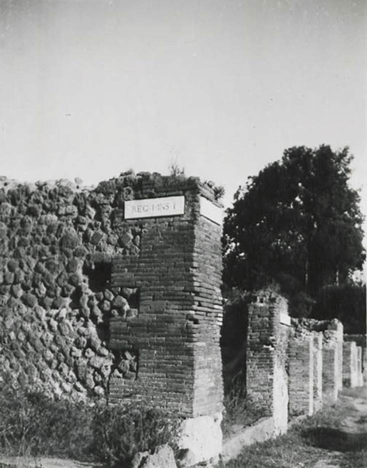 10106-9-warscher-codex-77-640.jpg
I.1.9-6 Pompeii. 1936, taken by Tatiana Warscher. Looking south from north-west corner of insula, along east side of Via Stabiana. See Warscher T., 1936. Codex Topographicus Pompeianus: Regio I.1, I.5.(no.14),  Rome: DAIR, whose copyright it remains.