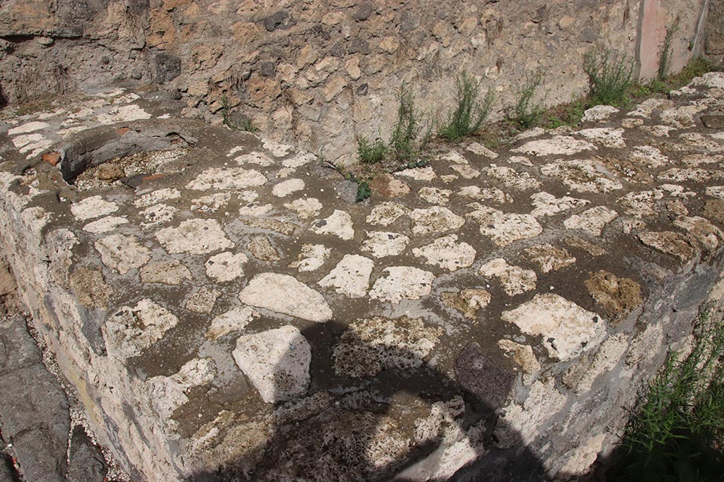 I.1.9 Pompeii. October 2024. Detail of counter with built-in dolium. Photo courtesy of Klaus Heese.
