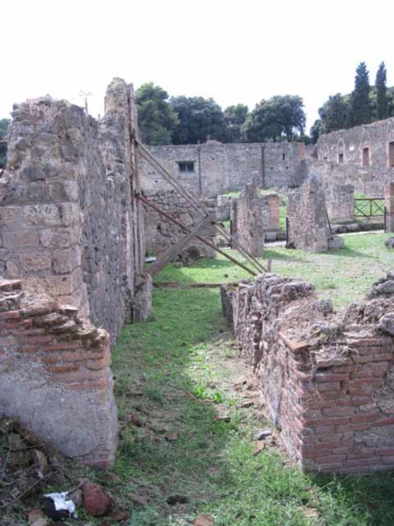 1.2.3 Pompeii. September 2010. Looking west along corridor to atrium.
Photo courtesy of Drew Baker.