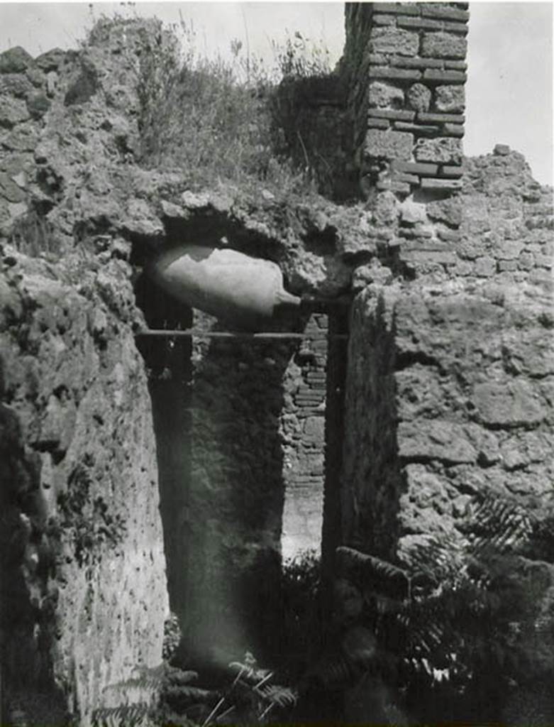 I.2.3 Pompeii. 1935 photo taken by Tatiana Warscher. Warscher described this photo as –
I.2.3 “a destra del tablino (e) sta la fauce (f), che mena al cucina ed al viridario, ove a destra è una scaletta per montare al piano superiore. L’arco della scaletta è stato allegerito per mezzo delle anfore, delle quali tre si trovano in posto”.
See Warscher T., 1935. Codex Topographicus Pompeianus: Regio I.2. (no.10), Rome: DAIR, whose copyright it remains.
