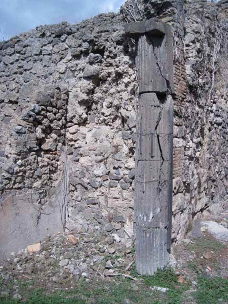 1.2.3 Pompeii. September 2010. East wall of vestibule and column. Photo courtesy of Drew Baker.