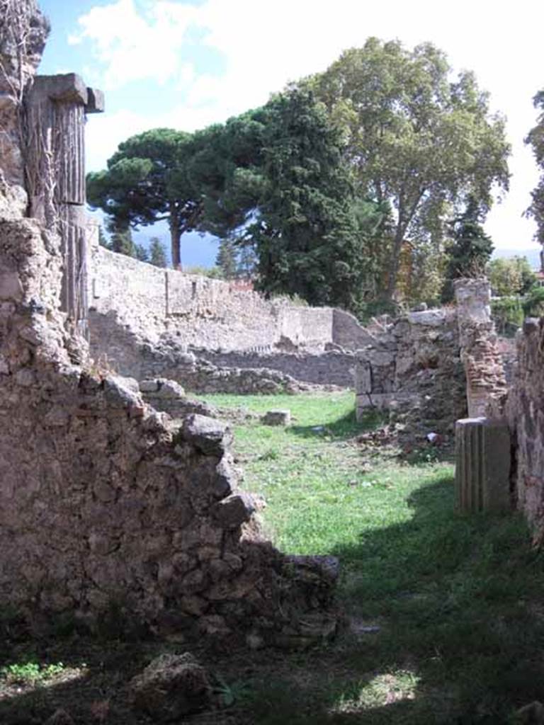 1.2.3 Pompeii. September 2010. Looking south from cubiculum towards vestibule, garden and stairs. Photo courtesy of Drew Baker.