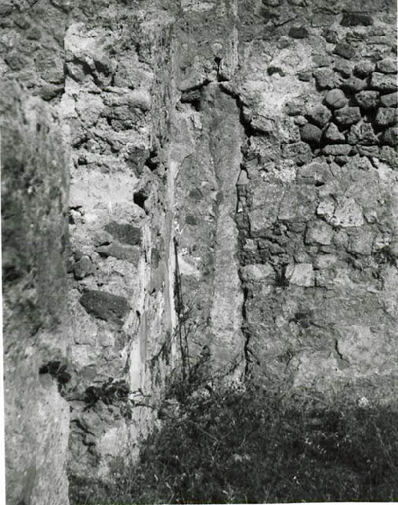 I.2.3 Pompeii. 1935 photo taken by Tatiana Warscher. Warscher described this photo as –
“I.2.3, nella camera (b) a sinistra dell’atrio (nord) è degno di speciale attenzione il muro nord: vi è una colonna di tufo molto rassomigliante a quella di Mau o cosidetta colonna “etrusca” (VI.5.17).  Fino que non faranno gli scavi sotto la colonna – noi dobbiamo astenerci da ogni conclusione. Ma in caso che questa colonna è usata solamente come un pezzo di materiale, noi abbiamo tutto il diritto di dire che hanno troppo parlato intorno alla colonna Mau.
See Warscher T., 1935. Codex Topographicus Pompeianus: Regio I.2. (no.8), Rome: DAIR, whose copyright it remains
(translation: "I. 2.3, in room (b) to the left of the north side of the atrium, the north wall was worthy of special attention: there was a tufa column very much resembling to that of Mau’s, the so-called "Etruscan" column (VI. 5.17). Until there will be an excavations under the column – we must abstain from any conclusion. But in case that this column was used only as a piece of material, we have every right to say that too much has been spoken about the Mau column.”)