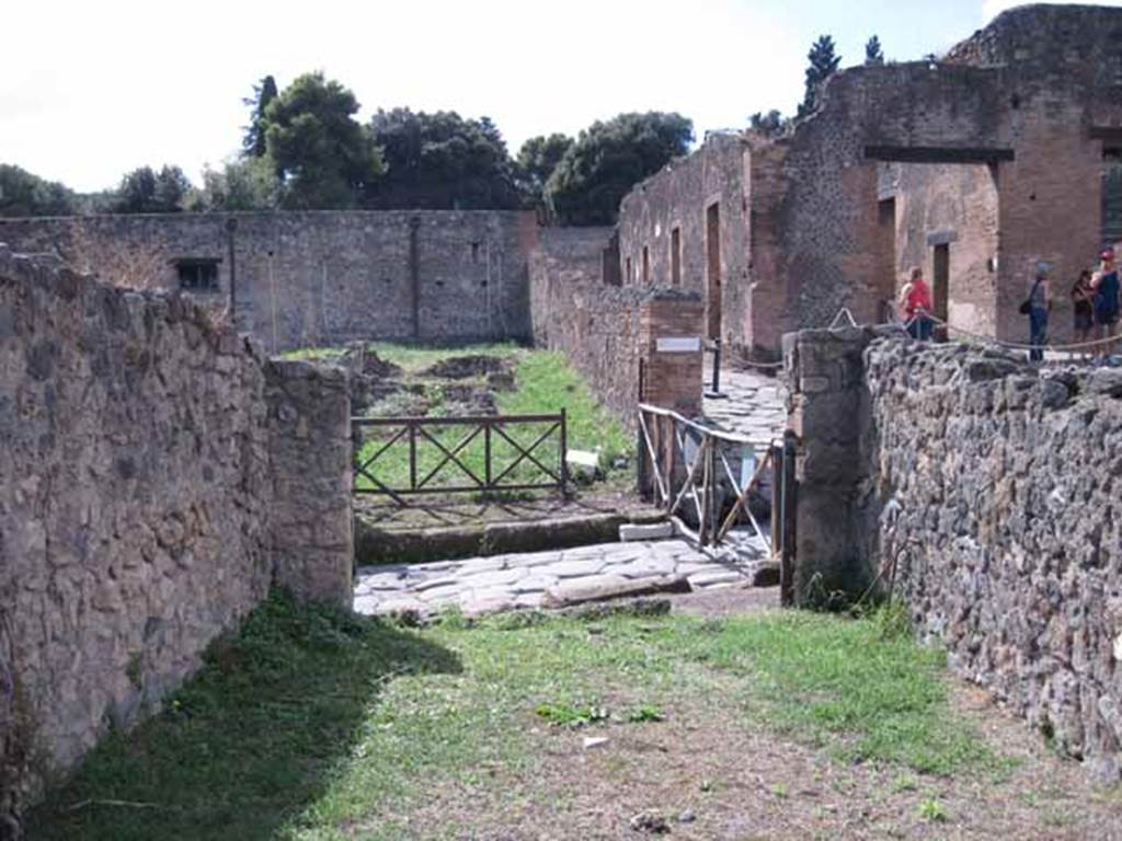 1.2.5 Pompeii. September 2010. Looking west across shop towards doorway and Via Stabiana.
Photo courtesy of Drew Baker