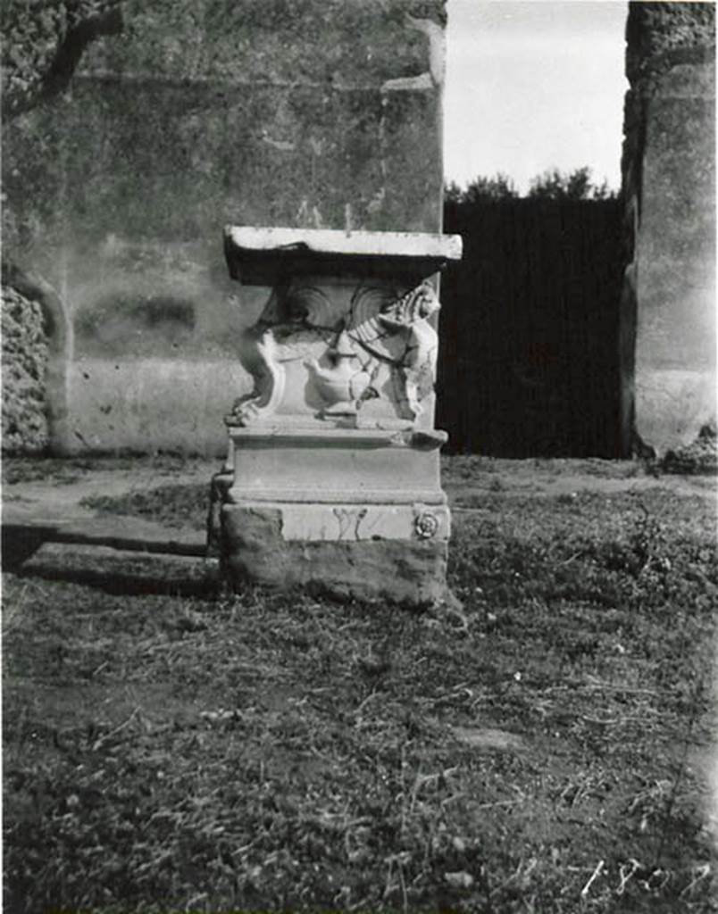 1.2.6 Pompeii. 1935 photo taken by Tatiana Warscher. Looking south across atrium towards doorway to room “d”. On the north side of the table, a vase can be seen.
See Warscher T., 1935. Codex Topographicus Pompeianus: Regio I.2. (no.15), Rome:DAIR, whose copyright it remains.