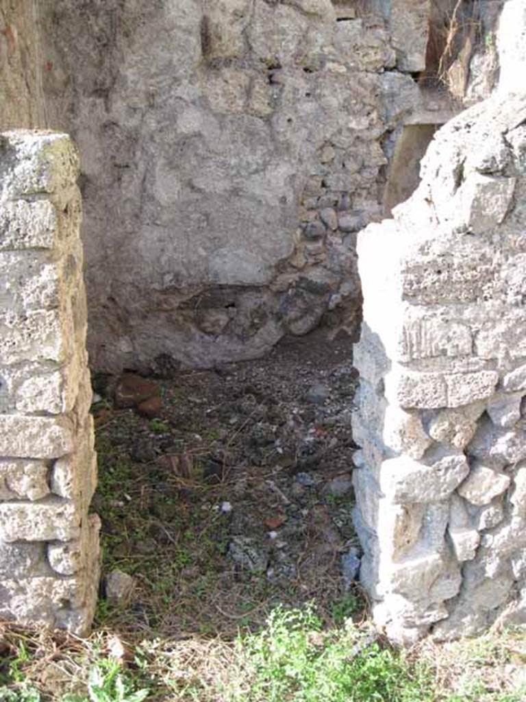 1.2.6 Pompeii. September 2010. Looking north to doorway to second small room, in north-east corner of peristyle. Photo courtesy of Drew Baker.